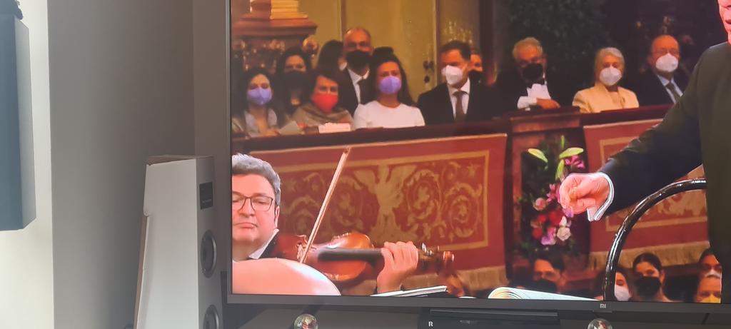 Este violinista sonriente me está alegrando la mañana #conciertoanonuevo