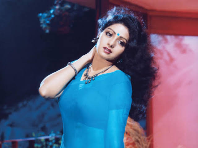 SrideviKapoor's tweet photo. Sridevi's blue sari in Mr India https://t.co/FE4GMa616G
#Sridevi
#BlueSari
@SrideviBKapoor
#Bollywood
#Blue #Iconic #look #sari https://t.co/9pKFqjeRTW