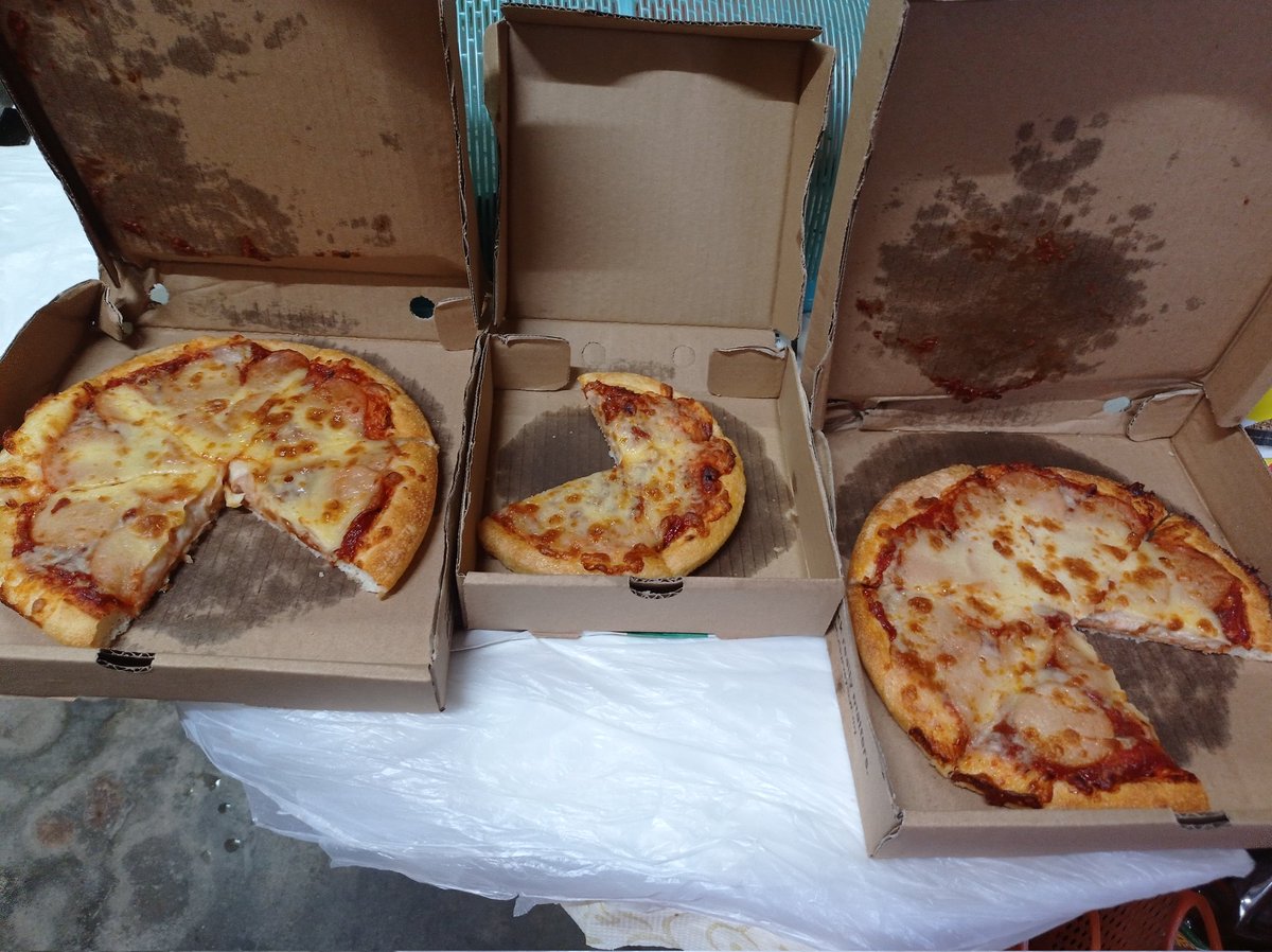 Redozu2131's tweet photo. new year + pizza time 🍕 https://t.co/SOT7qGItXi