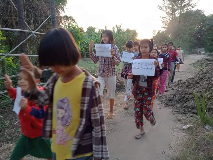 CALENDULA145's tweet photo. A protest movement to eradicate the Fascists Military dictators until they fall was held by residents including generation alpha in a village of Yinmarpin Township in this evening.

#ToFederalDemocracy2022
#2022Jan1Coup
#WhatsHappeningInMyanmar https://t.co/OI8mCdHDLN