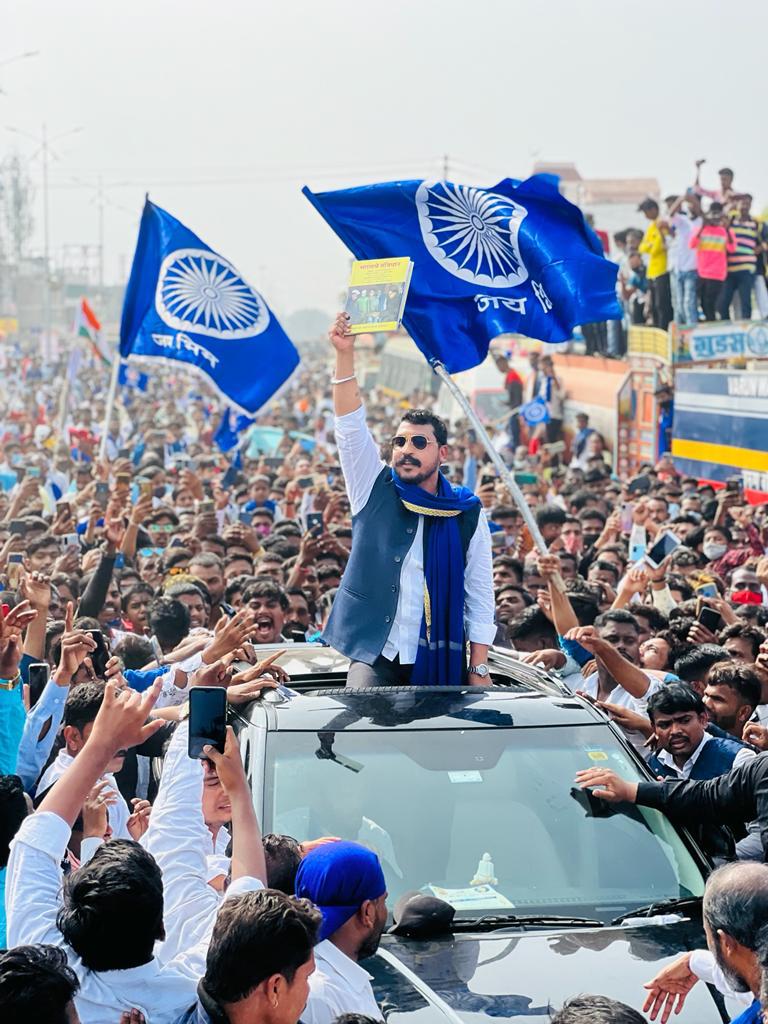 Khushi_Ambedkar's tweet photo. आज चन्द्रशेखर आज़ाद जी #भीमा_कोरेगांव
पहुँचे और वीर सपूतों को नमन किया।
@BhimArmyChief 🙏 https://t.co/jAAD4Sa0MO