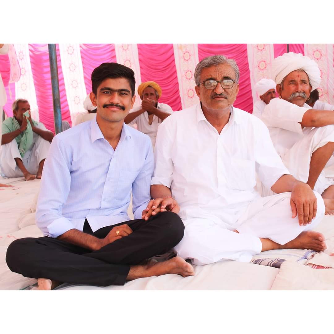 sudarshandelu's tweet photo. आज आदरणीय ताऊजी श्री लक्ष्मण राम जी डेलू के जन्मदिन के शुभ अवसर व नव वर्ष के उपलक्ष्य में मित्रों के साथ जाकर जरूरतमंद लोगों को खाने की सामग्री वितरित की । 
@LaxmanRamDelu 
@withabhinsui https://t.co/EsOWaH6rB0