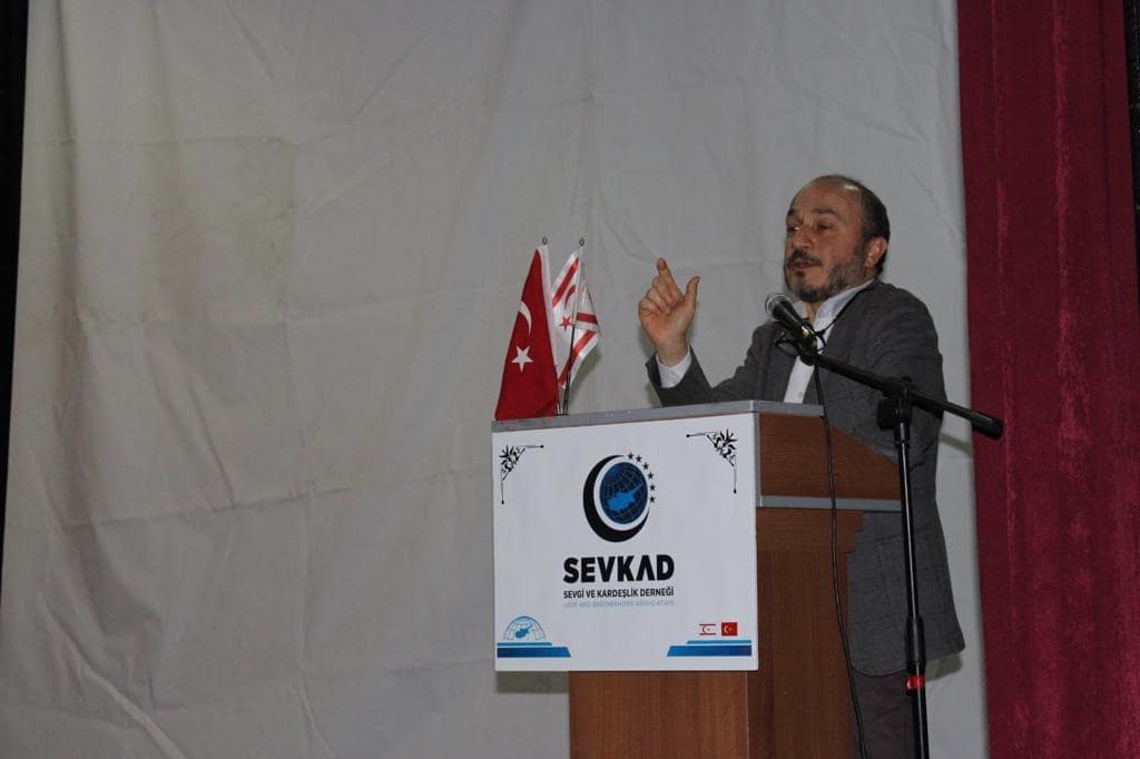 MEKKE’NİN FETHİ 

EN SEVGİLİNİN YOLUNDA

31 Aralık Gecesi Dünya’nın birçok yerinde Mekke’nin Fethi kutlamaları gerçekleşirken Kıbrıs’ta da Sevgi ve Kardeşlik Derneği'nin (SEVKAD) hazırladığı Mekke’nin Fethi programı halkın ve öğrencilerinin yoğun katılımıyla gerçekleştirdi.