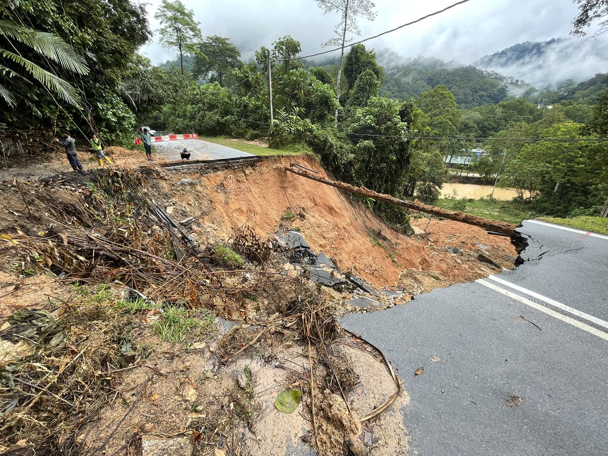 kamaruddinmnz's tweet photo. Jalan dalam Bentong-Genting Sempah, jangan guna. Waze tunjuk ok, rupanya xupdated. Jadi, terus gunakan highway LPT walaupun jem. Tolong retweet untuk pengguna yg hala Pantai Timur. Thanks! #DaruratBanjir #RakyatJagaRakyat https://t.co/otJZ5tI44L