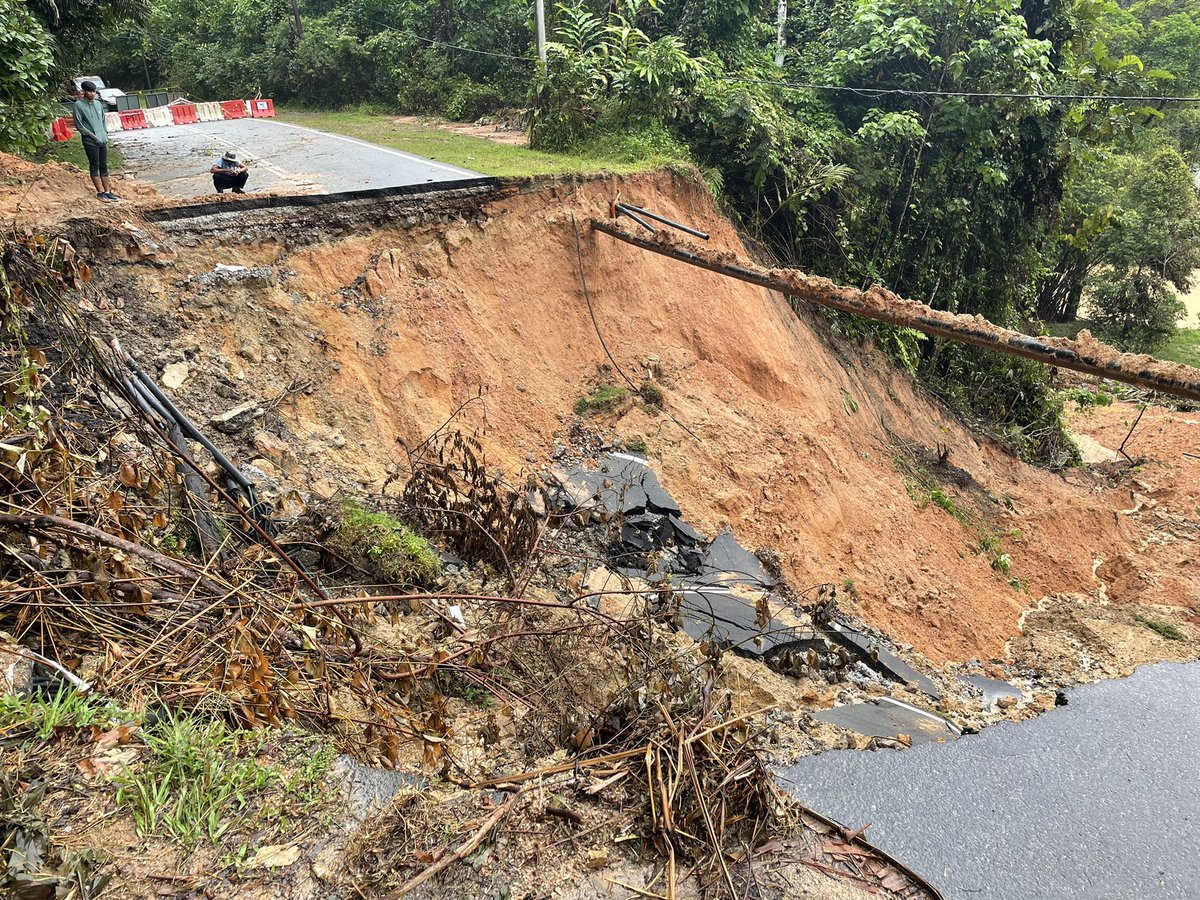 kamaruddinmnz's tweet photo. Jalan dalam Bentong-Genting Sempah, jangan guna. Waze tunjuk ok, rupanya xupdated. Jadi, terus gunakan highway LPT walaupun jem. Tolong retweet untuk pengguna yg hala Pantai Timur. Thanks! #DaruratBanjir #RakyatJagaRakyat https://t.co/otJZ5tI44L