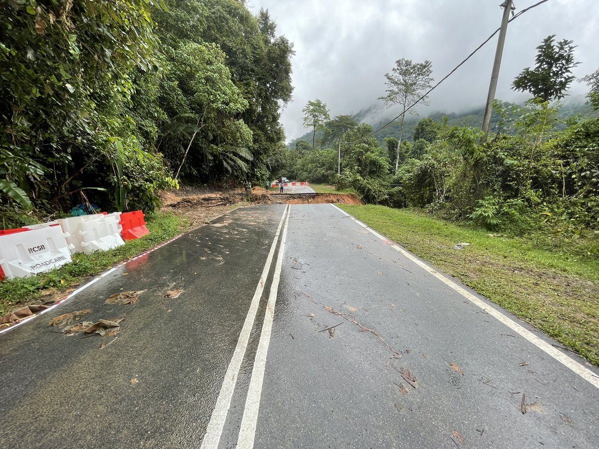 kamaruddinmnz's tweet photo. Jalan dalam Bentong-Genting Sempah, jangan guna. Waze tunjuk ok, rupanya xupdated. Jadi, terus gunakan highway LPT walaupun jem. Tolong retweet untuk pengguna yg hala Pantai Timur. Thanks! #DaruratBanjir #RakyatJagaRakyat https://t.co/otJZ5tI44L