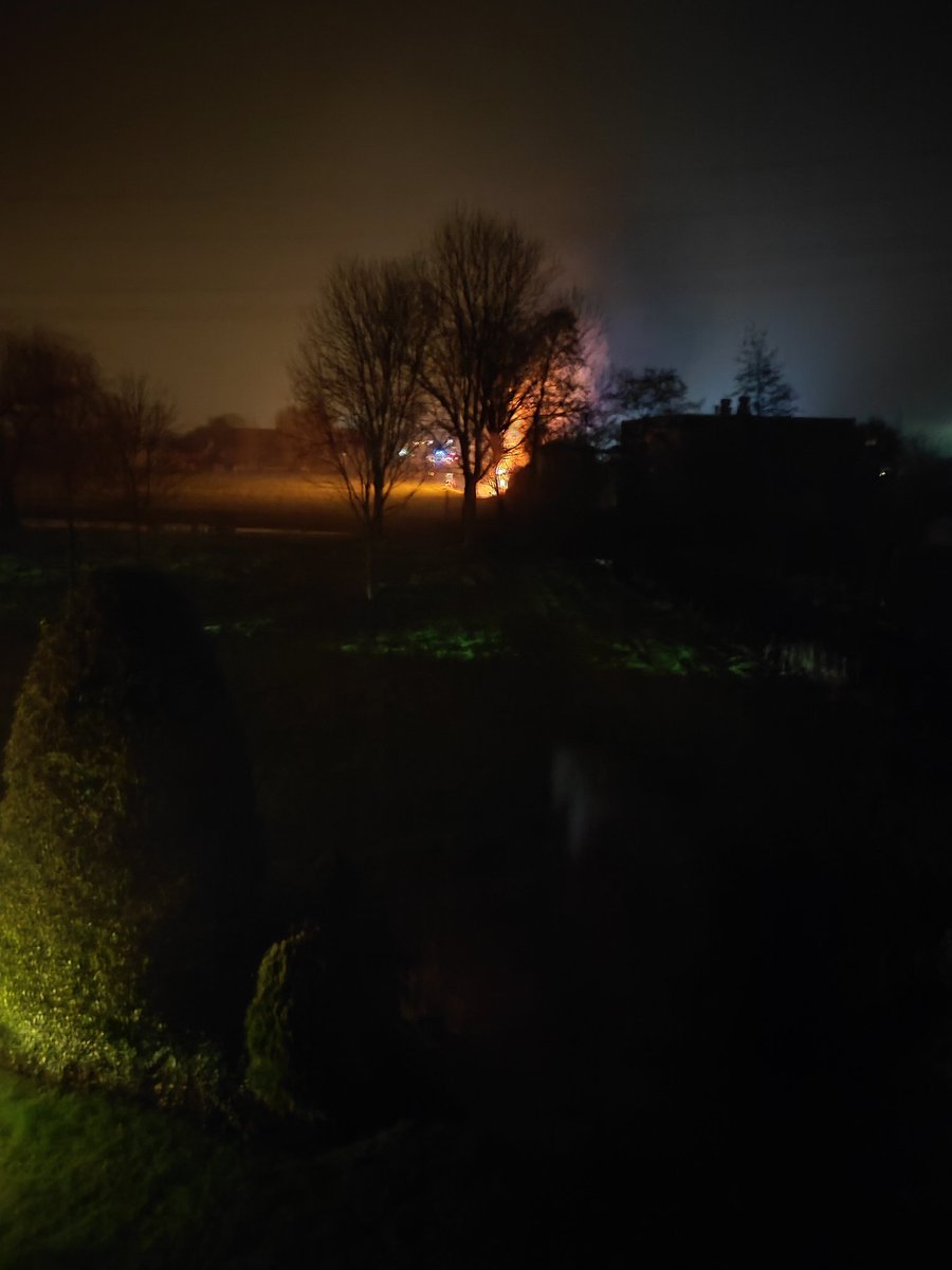 vandijkjan's tweet photo. Tja de hele dag illegaal vuurwerk afsteken naast een hooiberg. Slim slim https://t.co/ulE9ffQsiq