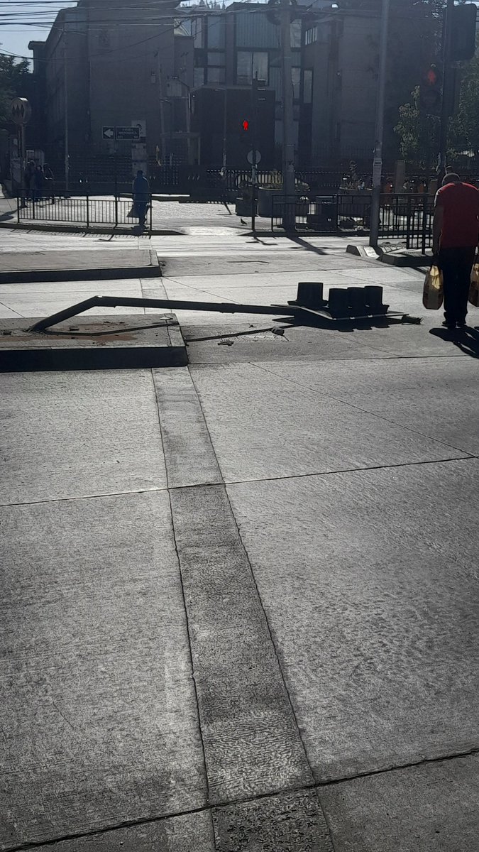 xico_cesar's tweet photo. @Muni_Indep buenos días. Por favor ver con quien corresponda. Una vez más botaron el semáforo de profesor zañartu con independencia. Ahora está justo en el paso peatonal.. https://t.co/zZydjjBKHO