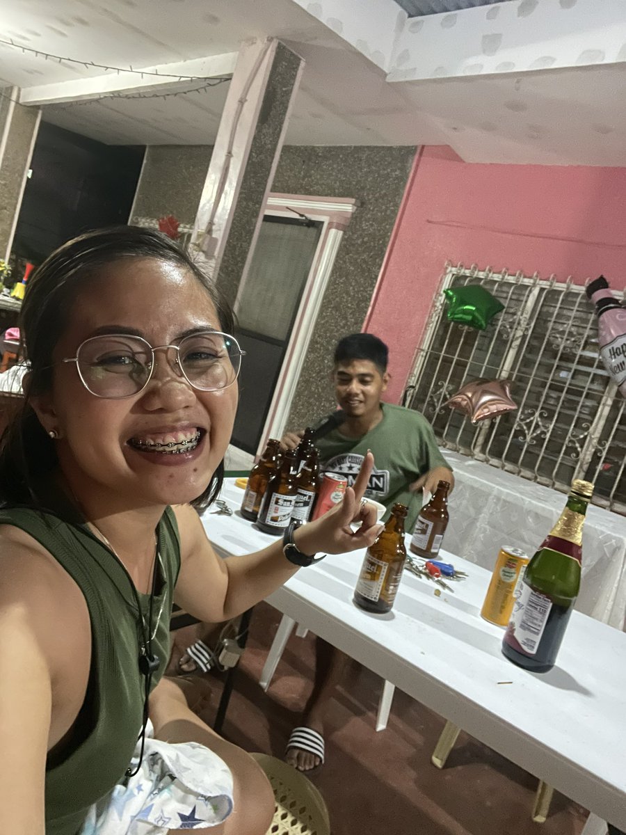 reyAllen29's tweet photo. Brother loves! Problematic? Iinom natin yan den tulog ... then gising!! Wifey and nanay tayo ulit! Laban lang 👊!#2022NewYear https://t.co/69aLBcbvQS