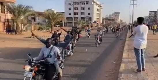f_ox44's tweet photo. التحية والتقدير لأصحاب الدراجات النارية (المواتر) يشهد الجميع بما قدمتوه من مجهودات لمحاولة إسعاف لأخوانكم في زمن لا تتحرك فيه سيارات الإسعاف إلا بمبالغ طائلة.
كم من مصاب قمتم بإسعافه .
كم من شهيد حاولتم الوصول به للمشفى ولكن كانت إرادة الله إن ترتقي روحه لبارئها .
#مليونية2يناير https://t.co/aCOHBAjmQc