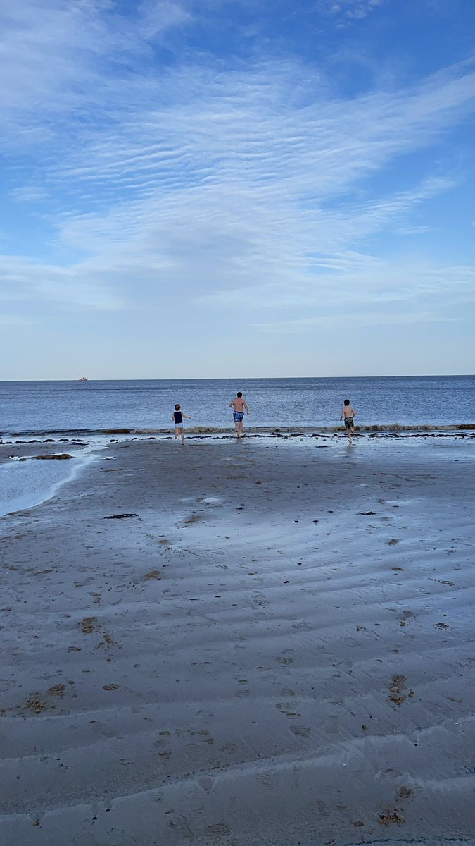 frostedbee's tweet photo. We hope West Ham show this much bravery in 2022! #newyearsdaydip #northsea @_DeclanRice @WestHam https://t.co/9bWwWn6tc1
