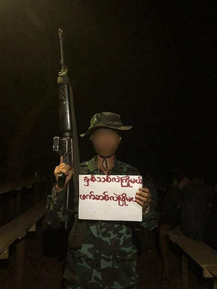 CALENDULA145's tweet photo. NDN PDF members at a random liberation area joined in anti-regime paper strike tonight .
#ToFederalDemocracy2022 
#2022Jan1Coup 
#WhatsHappeningInMyanmar https://t.co/qYoG8YfwSY