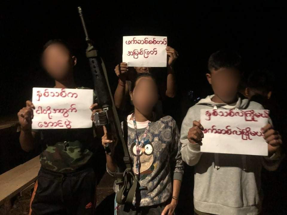 CALENDULA145's tweet photo. NDN PDF members at a random liberation area joined in anti-regime paper strike tonight .
#ToFederalDemocracy2022 
#2022Jan1Coup 
#WhatsHappeningInMyanmar https://t.co/qYoG8YfwSY