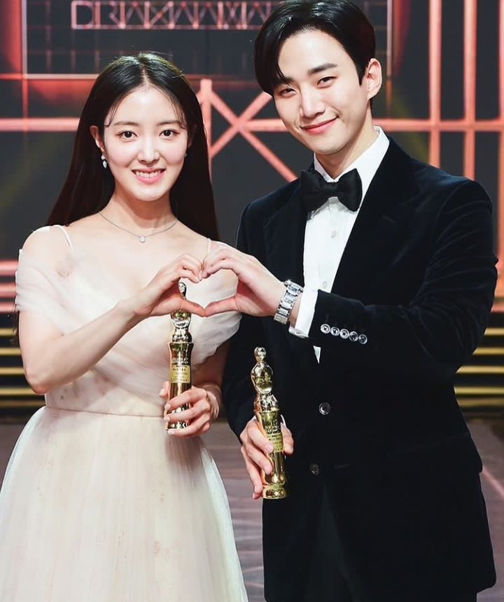 Jayzellaaaa's tweet photo. Appreciation tweets for TRSC fam. Thank you Pd-nim Writer-nim, MBC drama and SanDeok couple for giving us one of the best K-drama of 2021. Hoping for a Happy ending! Jebal

#TheRedSleeve #TheRedSleeveEp16 #TheRedSleeveEp17 #LeeJunHo #LeeSeyoung https://t.co/OtzuEZp4RB