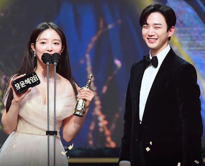 Jayzellaaaa's tweet photo. Appreciation tweets for TRSC fam. Thank you Pd-nim Writer-nim, MBC drama and SanDeok couple for giving us one of the best K-drama of 2021. Hoping for a Happy ending! Jebal

#TheRedSleeve #TheRedSleeveEp16 #TheRedSleeveEp17 #LeeJunHo #LeeSeyoung https://t.co/OtzuEZp4RB