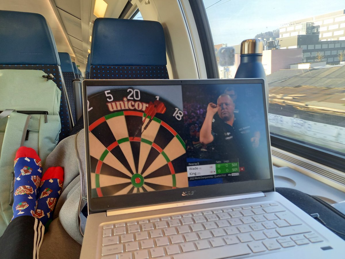#dartzn Gelungener Start ins neue Jahr mit der DartsWM im Zug mit <a href="/ElmarPaulke/">Elmar Paulke</a> und <a href="/maximiser180/">Max Hopp</a>