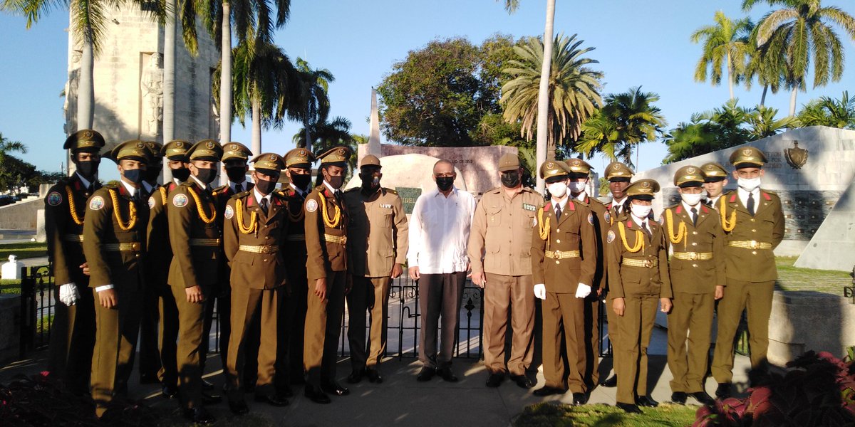 Amaneciendo en #SantiagodeCuba con jóvenes de Pelotón de Ceremonia que cumplen su deber en este lugar tan lleno de historia, patriotismo y espíritu revolucionario.
#FidelPorSiempre