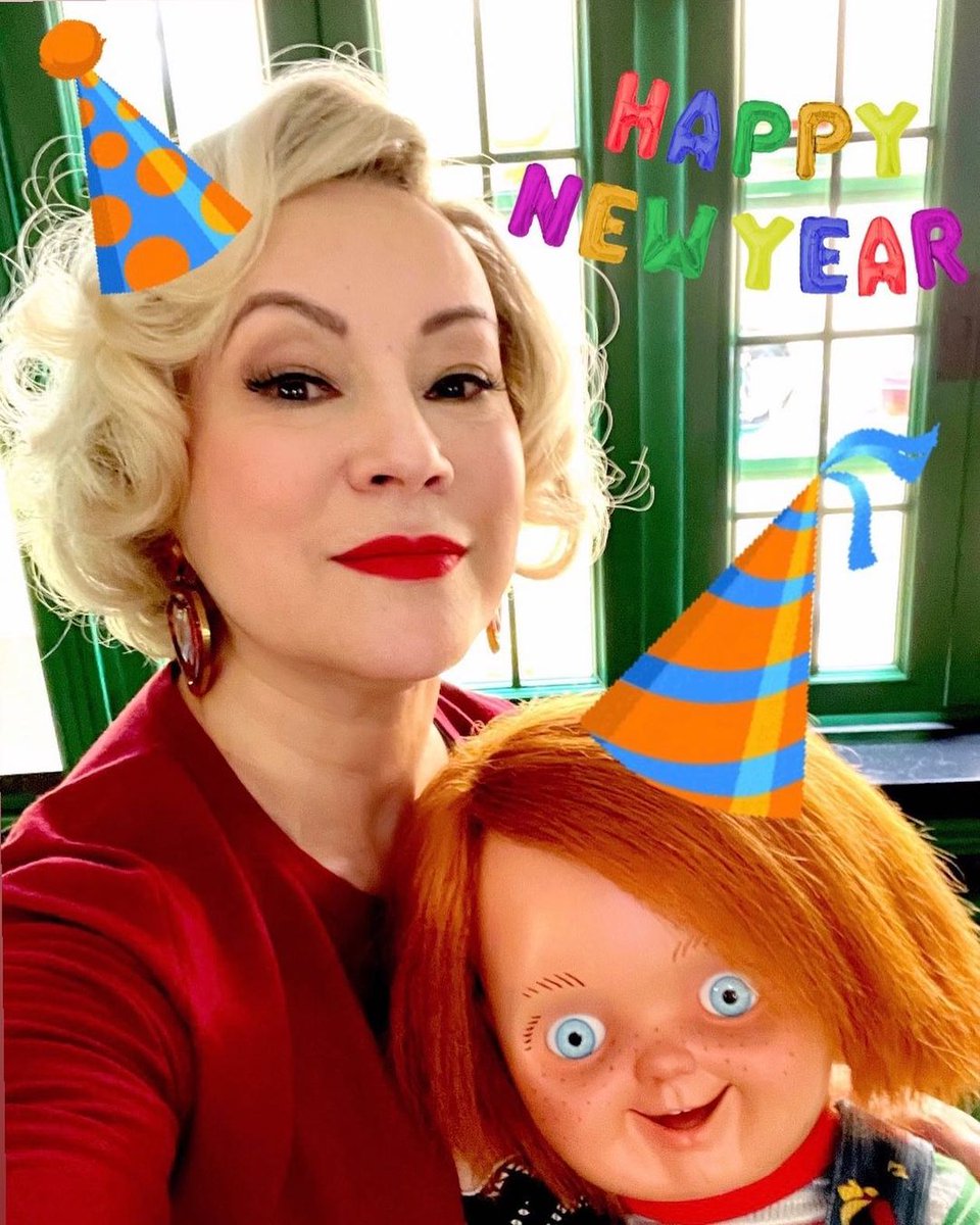 SciFi_Spain's tweet photo. Nuestras queridísimas estrellas os desean un muy feliz año nuevo a todos y todas. 🌟 #JenniferTilly #ElizaTaylor #SarahMichelle #TimRozon https://t.co/CWcwFr8Quj