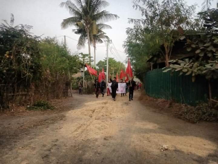 CALENDULA145's tweet photo. The people of Taetaw village in #Depayin township were seen protesting to eliminate the fascist junta on January 1, 2022.

#ToFederalDemocracy2022
#2022Jan1Coup
#WhatsHappeningInMyanmar https://t.co/UFlzLgLO2G