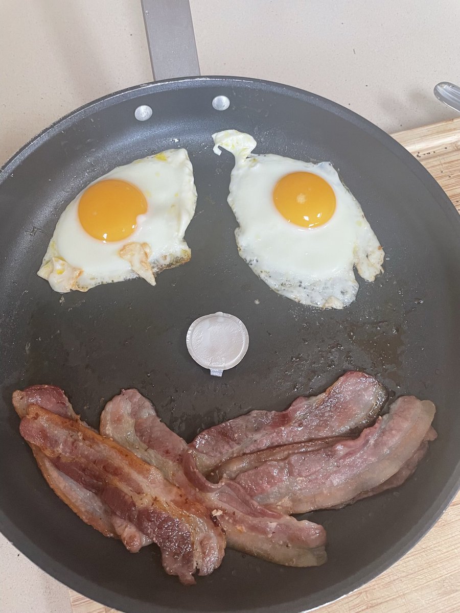 madeyes411's tweet photo. It’s been a while 🥓🍳 https://t.co/OwxG4teXvN