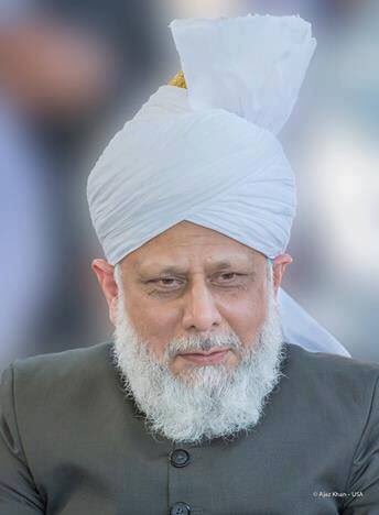rukhan1971's tweet photo. MOST PRECIOUS MOMENT OF TODAY, after leading today’s Fajr Huzoor turned back looked at all sitting in Mubarak 🕌 and with a very sweet smile said “Aap Sab ko Naya Saal Mubarak” 
Huzoor’s words made me feel All my prayers answered
 #HappyNewYear https://t.co/cILaaZs6Wz