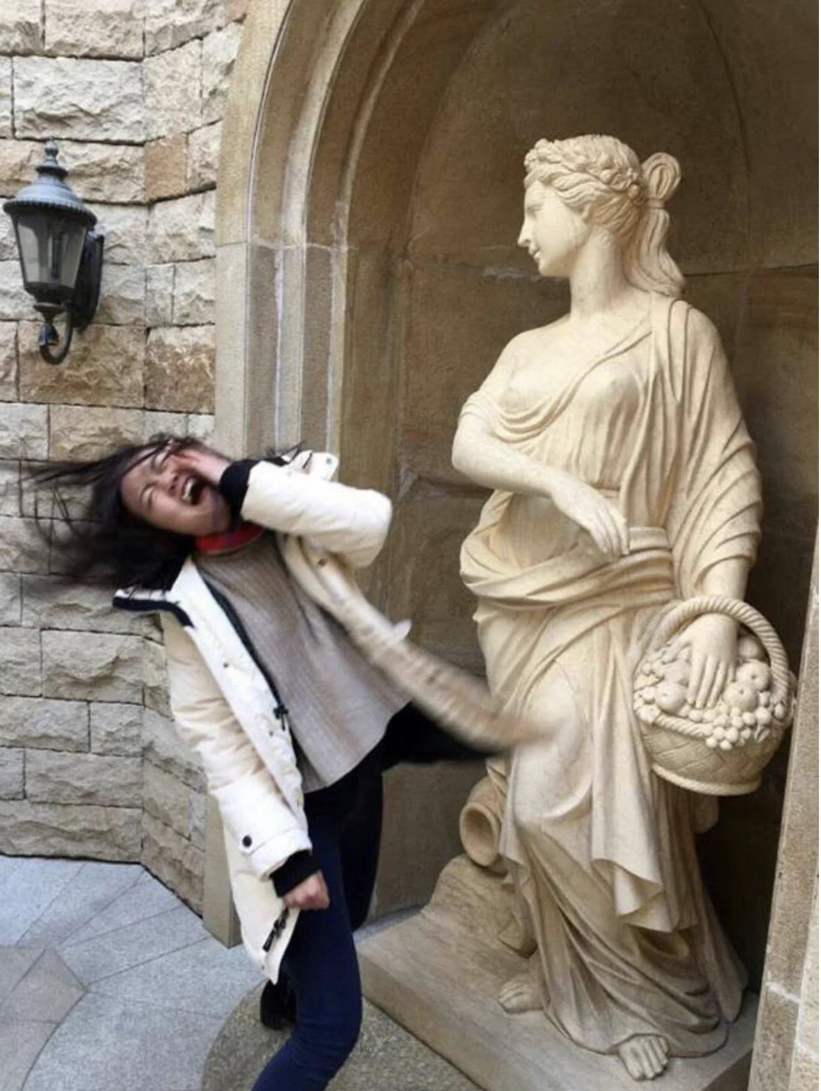 みんなやることは一緒？世界各地の銅像に襲われてる人間シリーズwww