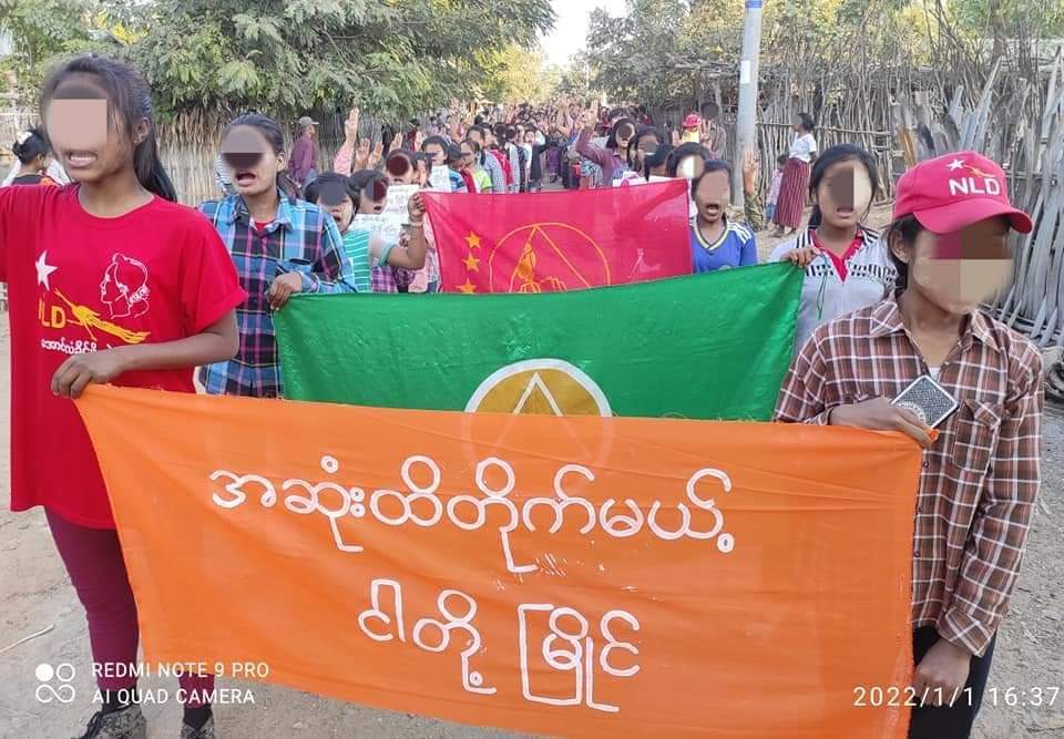 CALENDULA145's tweet photo. Basic Education General Strike Committee &amp; residents of Myaing staged a joint protest demanding for the immediate fall of Military Dictatorship. 
#ToFederalDemocracy2022 #2022Jan1Coup #WhatsHappeningInMyanmar https://t.co/CO2V5Y1gPM
