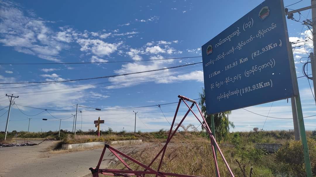 MilkTeaMM_MTAM's tweet photo. Junta Terrorists cleared the area around the Ngwe Taung Sel in Demoso Township, Karenni State, on January 1. Junta Terrorists also bombed the area around Demoso on December 31.
#2022Jan1Coup
#WhatsHappeningInMyanmar
#MilkTeaAlliance https://t.co/WleR9cjvOZ