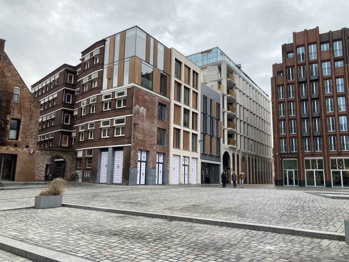 mcvanark's tweet photo. Beste @gem_groningen, dit plein smeekt toch om een grote boom, of meer natuurlijk! #nieuwemarkt #stenenvlakte #hittestress #natuurlijkeschaduw #klimaatadaptatie #groengewoondoen https://t.co/2qZkBUxfF0