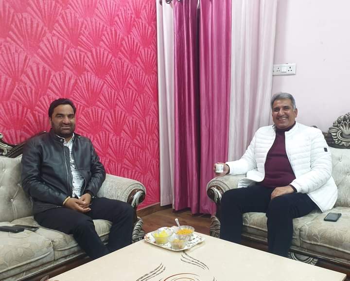 hanumanbeniwal's tweet photo. राजस्थान यूनिवर्सिटी में मेरे अध्यक्ष रहते समय विधि कॉलेज के अध्यक्ष रहे मेरे मित्र तथा कांग्रेस के राष्ट्रीय प्रवक्ता श्री संदीप चौधरी ने जयपुर आवास पर आकर नव वर्ष के अवसर पर शिष्टाचार मुलाकात की ! https://t.co/m9qJAJ2uzG