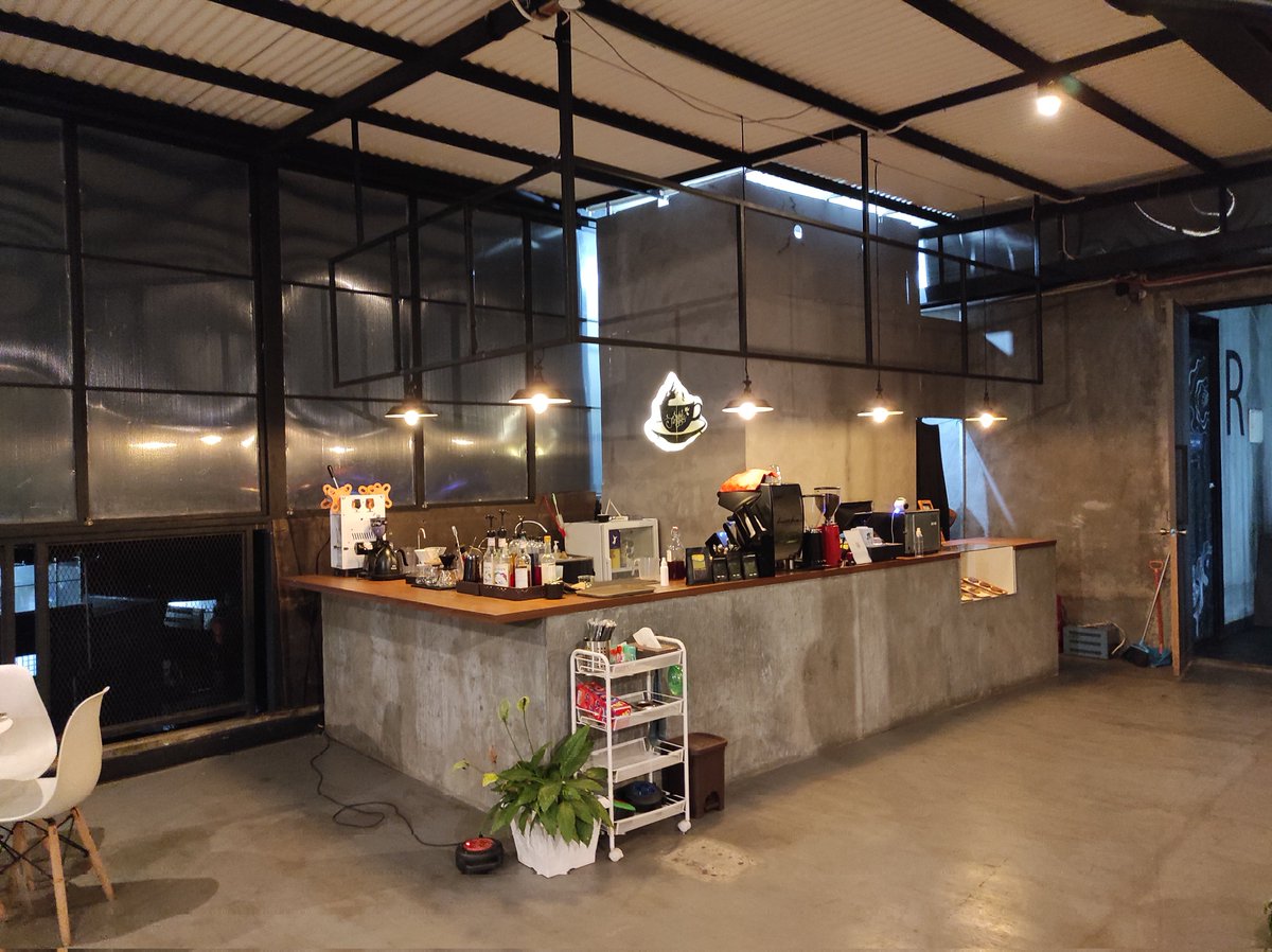 Widino's tweet photo. Kasian cafenya sepi terus udah 3x naik ke sini selalu jadi satu2nya customer yg dateng. Padahal mocktailnya enak2 bgt lho, harga juga ramah di kantong, buat nugas juga enak suasananya, adem bgt krn di rooftop. 

Warga Bandung gada yg mau ramein nih, kasian masnya gw liat liat. https://t.co/Ic3t72l5J2
