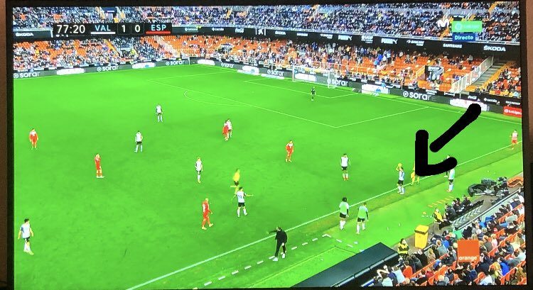 jorgeruve's tweet photo. Ayer Sánchez Martínez protagonizó una de las jugadas más intencionadas que recuerdo.
Entra Iranzo en el 77:01. Coge el balón en el 77:16. Cuatro segundos después (bastante rápido) se dispone a sacar. 
Pues en el 77:22 (¡solo había pasado 5 segundos!) ya tenía tarjeta amarilla. https://t.co/5eoqIE2wMs