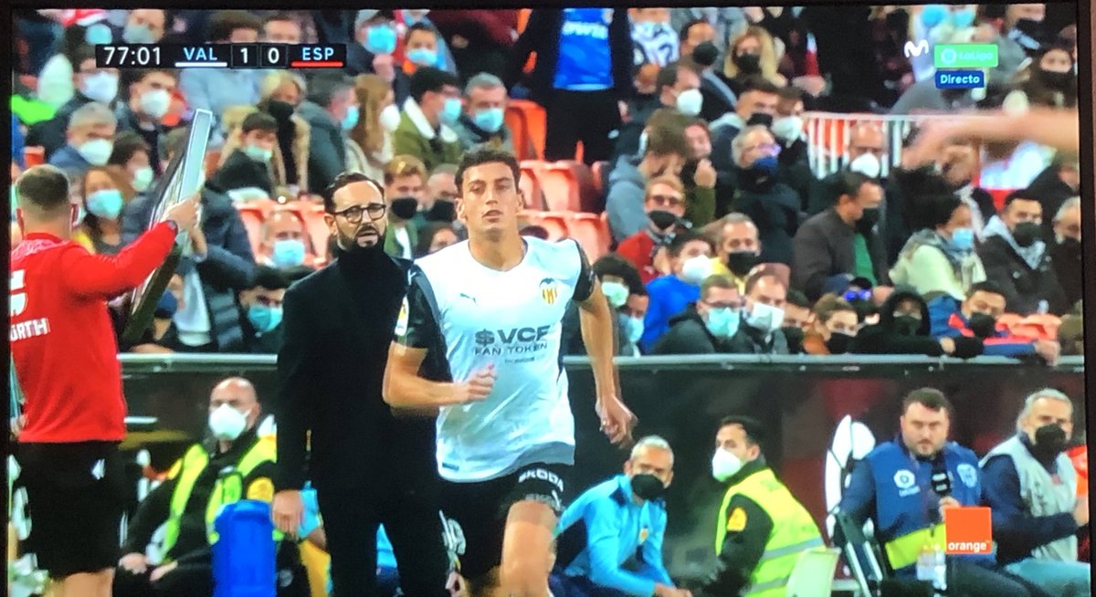 jorgeruve's tweet photo. Ayer Sánchez Martínez protagonizó una de las jugadas más intencionadas que recuerdo.
Entra Iranzo en el 77:01. Coge el balón en el 77:16. Cuatro segundos después (bastante rápido) se dispone a sacar. 
Pues en el 77:22 (¡solo había pasado 5 segundos!) ya tenía tarjeta amarilla. https://t.co/5eoqIE2wMs