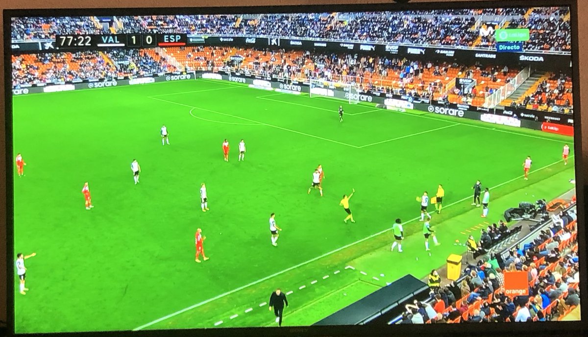 jorgeruve's tweet photo. Ayer Sánchez Martínez protagonizó una de las jugadas más intencionadas que recuerdo.
Entra Iranzo en el 77:01. Coge el balón en el 77:16. Cuatro segundos después (bastante rápido) se dispone a sacar. 
Pues en el 77:22 (¡solo había pasado 5 segundos!) ya tenía tarjeta amarilla. https://t.co/5eoqIE2wMs