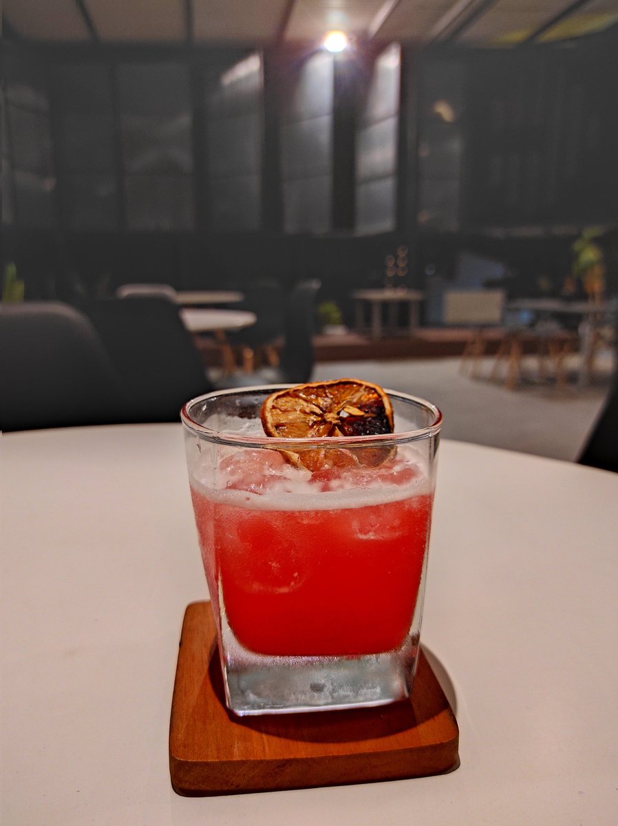Kasian cafenya sepi terus udah 3x naik ke sini selalu jadi satu2nya customer yg dateng. Padahal mocktailnya enak2 bgt lho, harga juga ramah di kantong, buat nugas juga enak suasananya, adem bgt krn di rooftop. 

Warga Bandung gada yg mau ramein nih, kasian masnya gw liat liat.