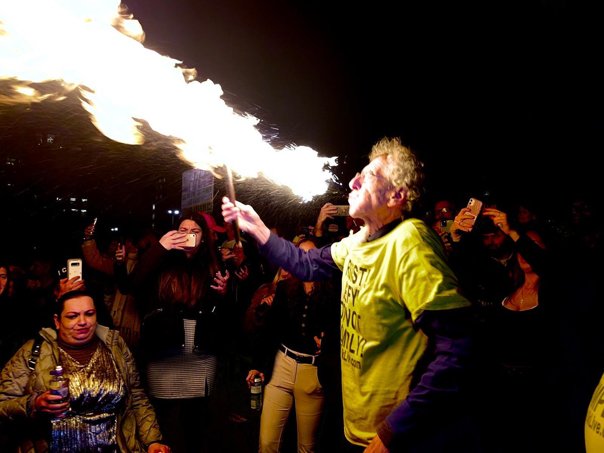 RichardC151075's tweet photo. FAB #Fireblowing +speeches from #PiersCorbyn +Brill singing from #NonCompliers band at #LondonEye NYE GREAT "BreakTheCovidcon2022-party; while SadiqKahn's virtue signalling drivel from BLevel celebs about 2021 (Lockdown?) "achievements" flops in smoke.

https://t.co/BJJK4zEDfZ https://t.co/IRqQlRIPif