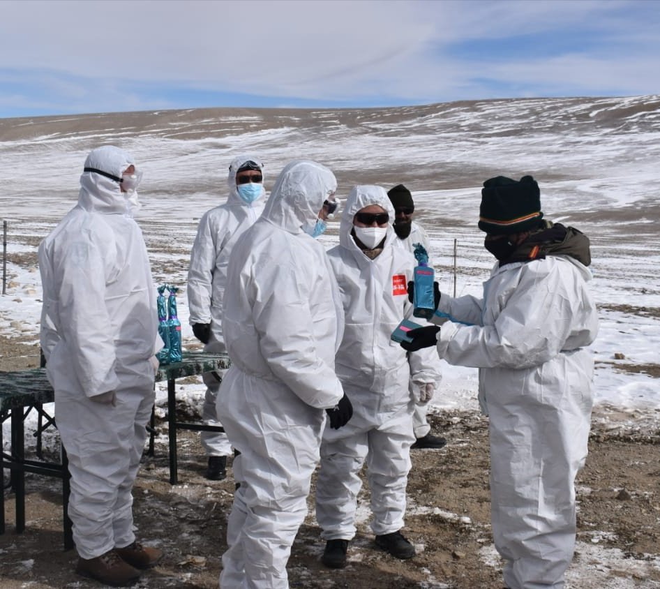 Rajeevranjantv's tweet photo. The #Indian and Chinese #PLAArmy exchanged greetings and sweets in #Hotspring, #Demchok, #Nathula and #Kongrala along the #LAC today.
#IndianArmy #Chinese
@adgpi #NewYear2022 #HappyNewYear https://t.co/2DTuQeAgkc