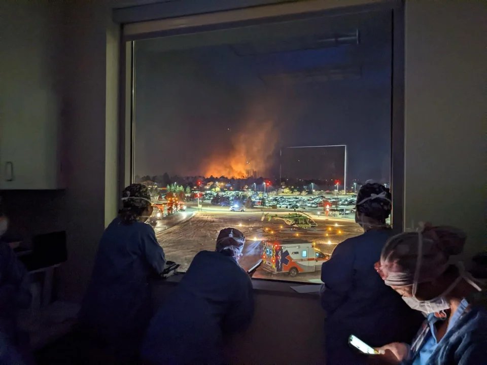CathHaarsaker's tweet photo. Nurses and techs at the Good Samaritan Hospital watching the Colorado fires. Photo by Melanie Lueras - #compoundingdisasters https://t.co/AKugXifgZS