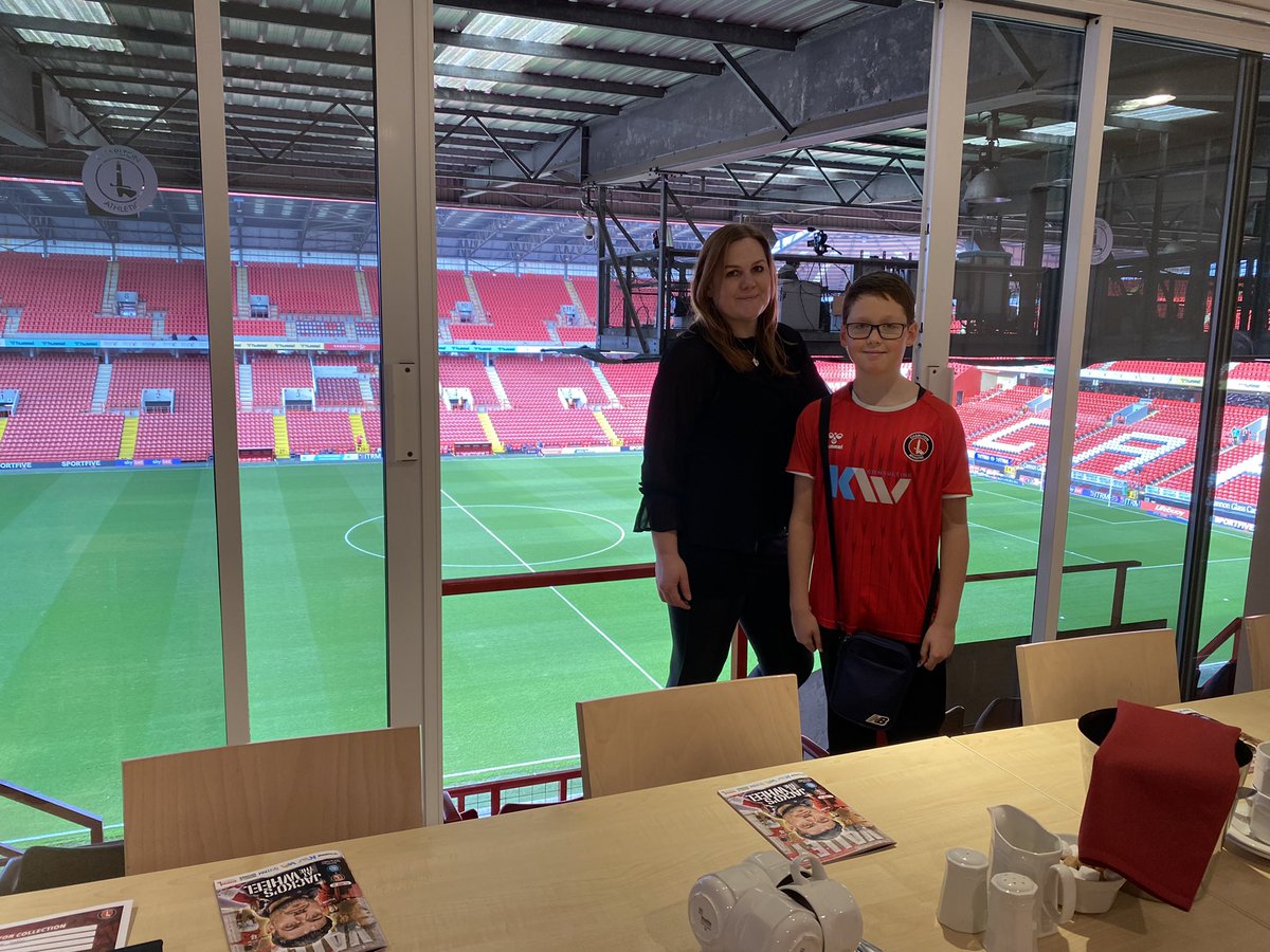 Jackjeffreysfi1's tweet photo. Happy New Year ❤️
Hosting Jack’s VIP Experience in the box in the Alan Curbishley stand.
Good luck Charlton!!!
Let’s get the three points to start 2022 with a bang 🔴⚪️❤️ #cafc #jackjeffreyssuperherotrust #coyr #Charlton #HappyNewYear #Addicks https://t.co/XBKxHc55pH