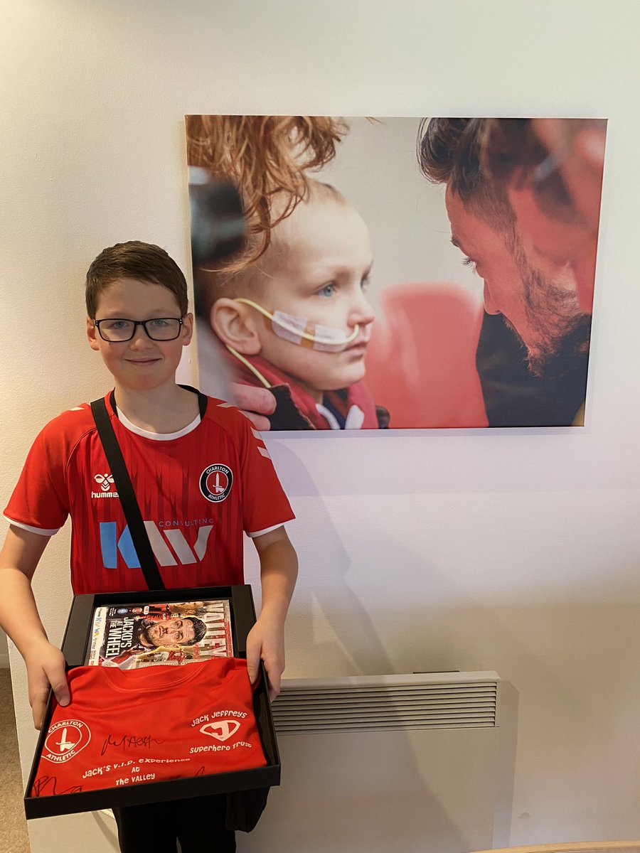 Jackjeffreysfi1's tweet photo. Happy New Year ❤️
Hosting Jack’s VIP Experience in the box in the Alan Curbishley stand.
Good luck Charlton!!!
Let’s get the three points to start 2022 with a bang 🔴⚪️❤️ #cafc #jackjeffreyssuperherotrust #coyr #Charlton #HappyNewYear #Addicks https://t.co/XBKxHc55pH