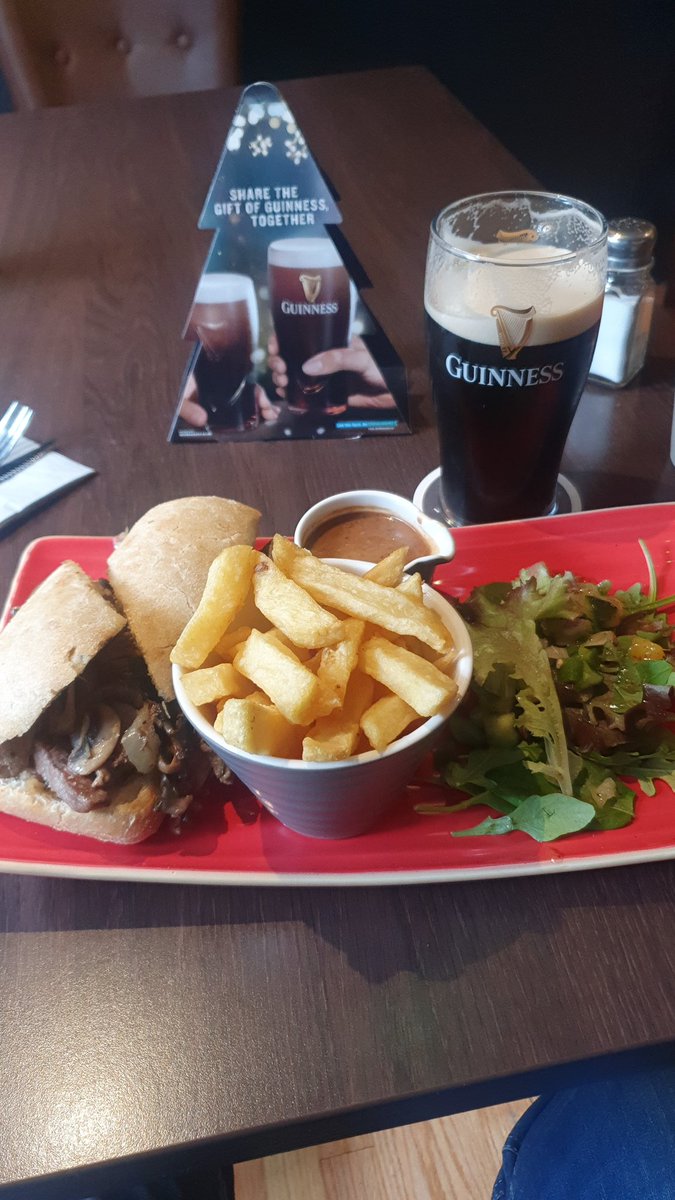 Connacht74's tweet photo. @ConnachtClan @connachtrugby @Munsterrugby @rabbitts_murty And plenty of great food and porter in @rabbitts_murty now too #PreMatchPints https://t.co/Y6N1eZdCfh