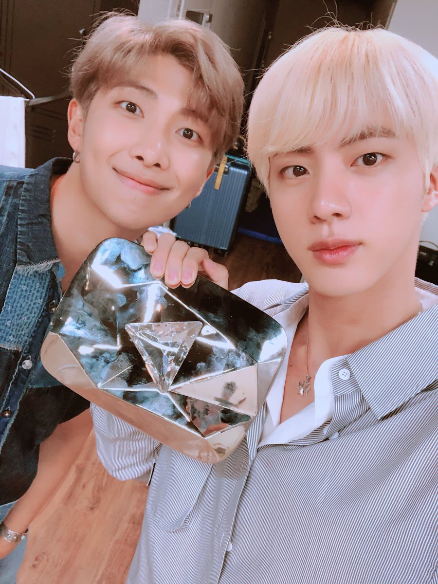 namjinsfiles's tweet photo. hi im namjin hour and i really love namjin☝️

💌 - a place where we appreciate, love and support all things namjin!! https://t.co/cZDpXJTlU3