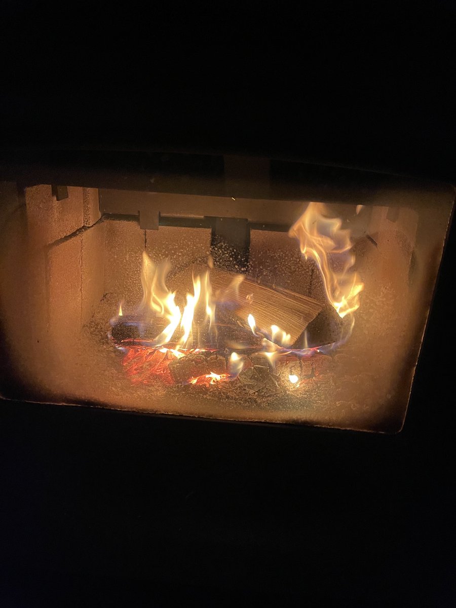 Commençons 2022 avec la chaleur d’un bon petit feu de foyer! May 2022 be fill with the best of human kindness and compassion!