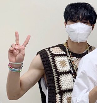jenoleeader's tweet photo. it's like 5 months apart wow https://t.co/RZ2n4PqesE