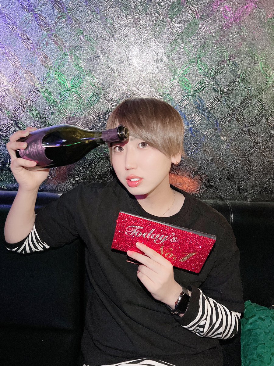 ASKr7733's tweet photo. Happy New Year🥱🥱

昨年はほんとに色んな人に助けられ
たり応援して貰ったりで
出会った人全てに感謝してます🤗

おかげで売上V11  組数V12

ありがとう!!
載せきれんけど😭 https://t.co/txZbzkBWF2