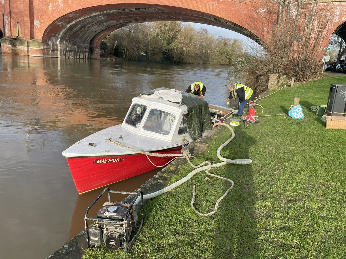 Charlie_Bil's tweet photo. Happy New Years everyone what a way to start the year #salvage #workingthames #newyearsday https://t.co/bOiMTG9VOC