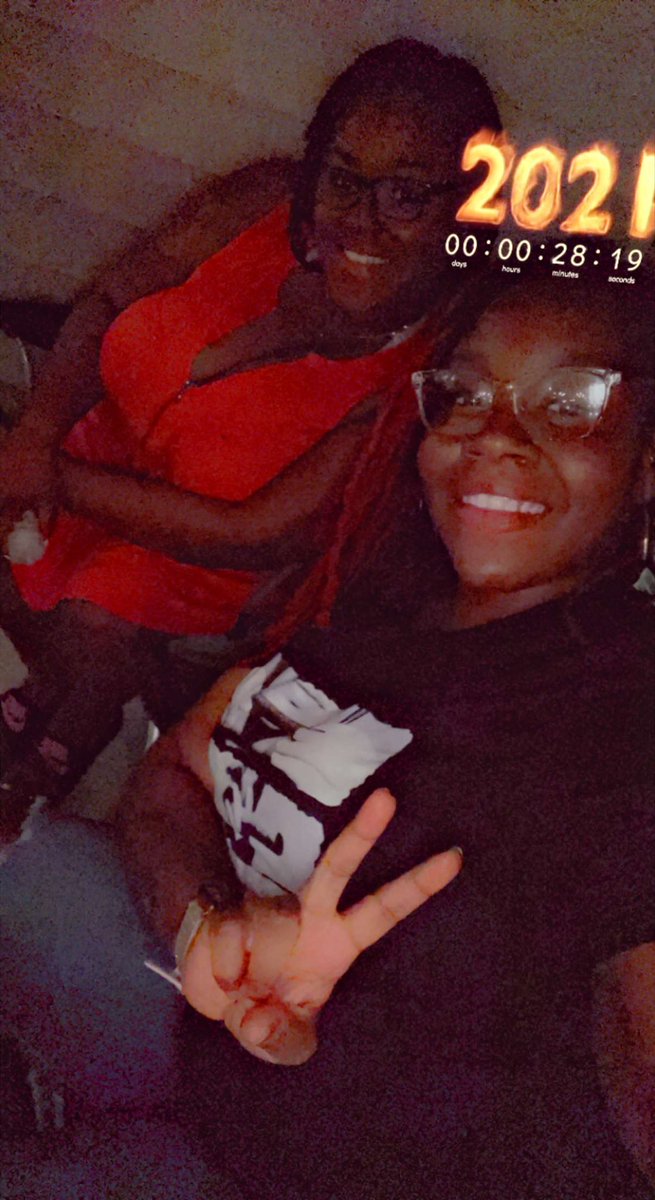 ItsTYE2u's tweet photo. Happy New Year! Brought it in with my babe and some awesome people🎆❤️ https://t.co/3un5vwvHMP