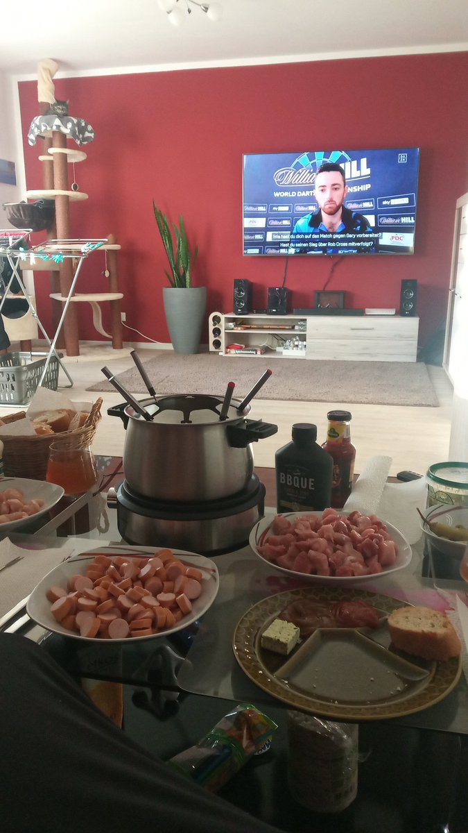 tobi180's tweet photo. So beginnt man ein neues Jahr! 
#dartzn #DartsWM @ElmarPaulke https://t.co/hIXzUtmcYd