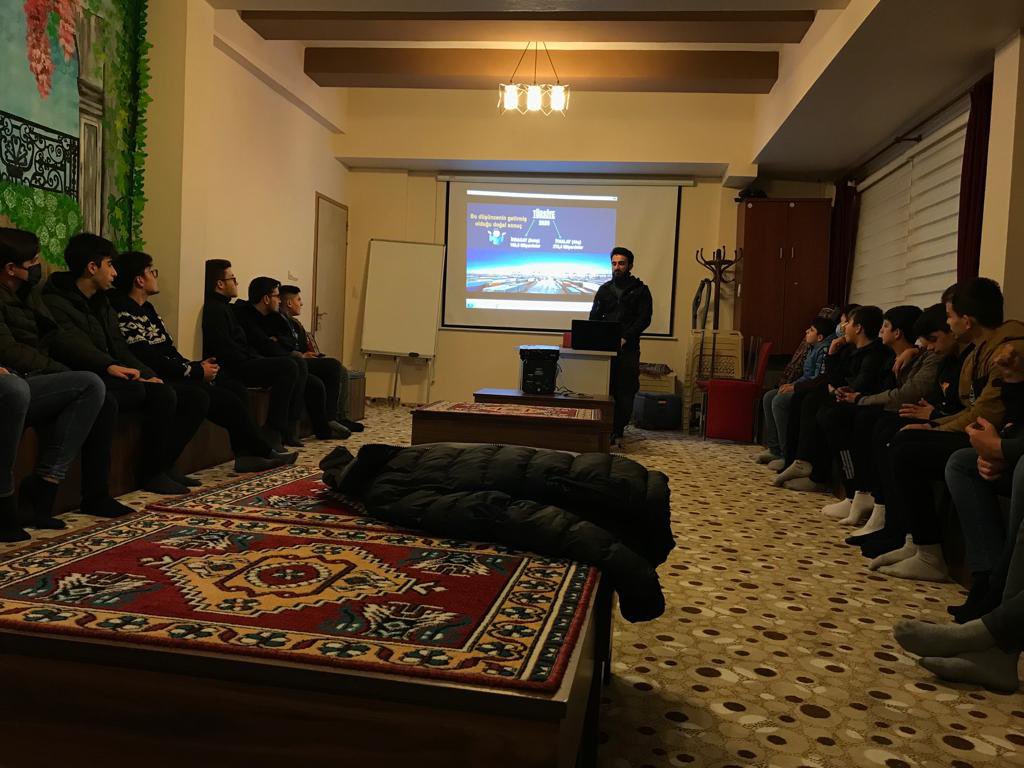 “Gelişmiş ülkelerdeki gençlerle Türkiye’deki gençlerin hayata bakış farklılıkları” adlı söyleşimiz üye gençlerimizin katılımlarıyla gerçekleştirdik. 

#GSBGM