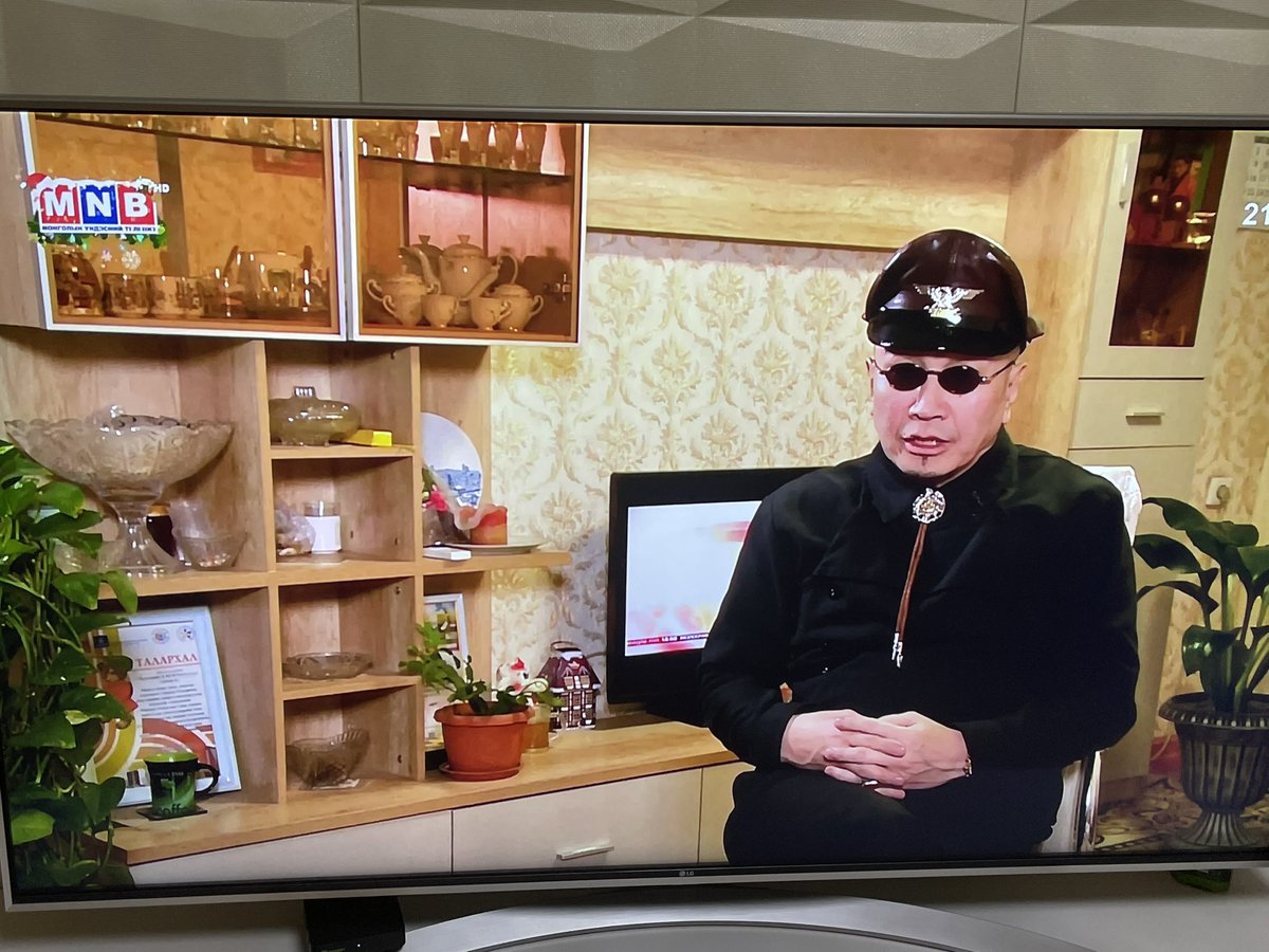 Уран бүтээлч байж болно гэхдээ ингээд нацист малгай, тэмдэг зүүсэн гарууд олон нийтийн тв-н эфирээр яриад суух… Гадаад улсад аялаж яваа зураг нь нэвтрүүлэг дундуур гарч байна нацист малгай байхгүй зүгээр энгийн даруу. Худлаа хэлбэрдсэн гарууд